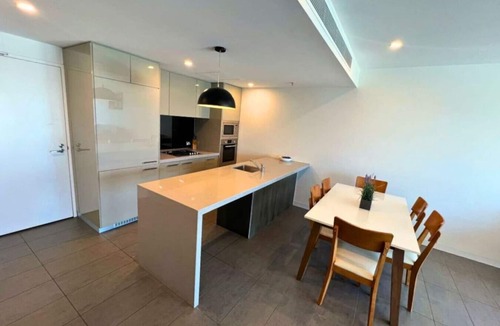 Woolloongabba Apartment | 2-Bed Apt with Stadium View w Free Carpark