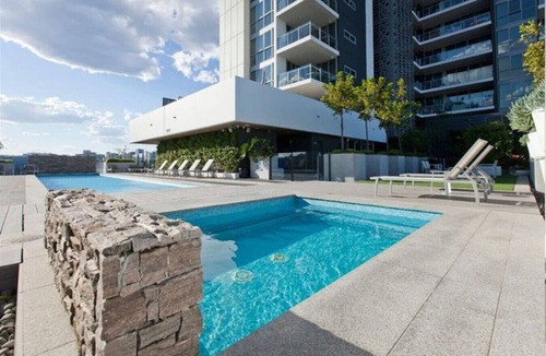 Woolloongabba Apartment | 2-Bed Apt with Stadium View w Free Carpark