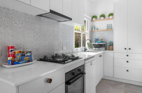 Dicky Beach Apartment | 2 Bed Studio 200m to beach - Dicky Beach Original