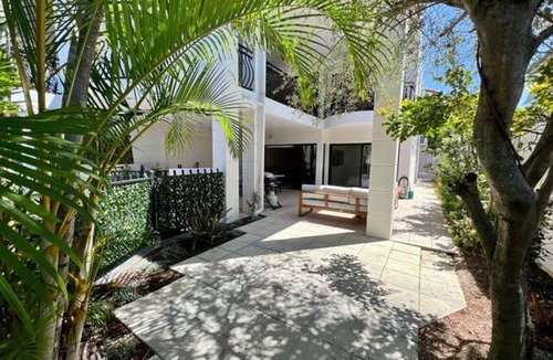 South Brisbane Apartment | 2-Bed Unit with Large Backyard, BBQ & Parking