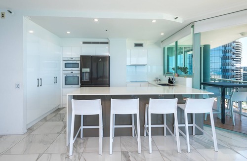 Main Beach Apartment | 2 Bedroom (1 King & 1 Bunk Bed) Ocean View apartment