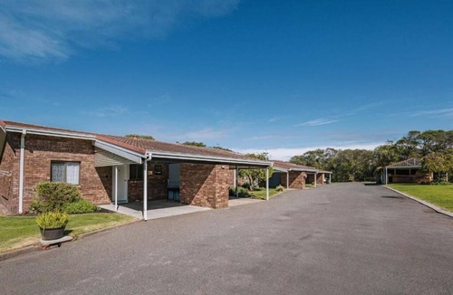 Emu Point Ski Chalet | 2 Bedroom Double Sofa Chalet Emu Beach