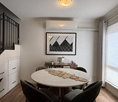 Highgate House | 2 Bedroom Modern Townhouse