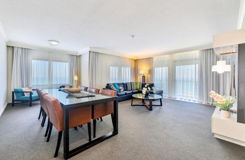 Darwin City Centre Apartment | 2 Bedroom Penthouse Retreat Water Views Pool Balcony