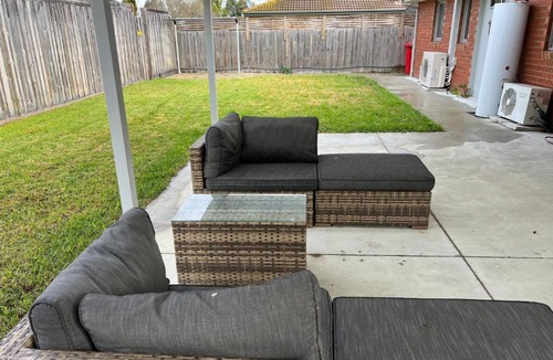 Bairnsdale House | 2 bedroom private unit with enclosed back yard