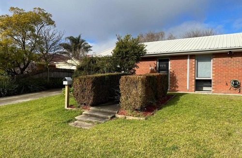 Bairnsdale House | 2 bedroom private unit with enclosed back yard