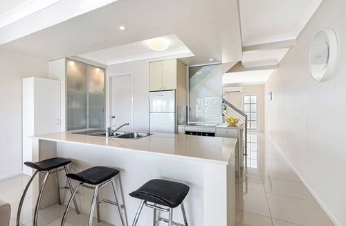 Noosaville Apartment | 2 Brm Waterfront Apartment