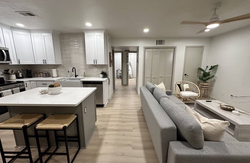 East Ocean View Apartment | 2 king bed steps to beach Top Floor #9