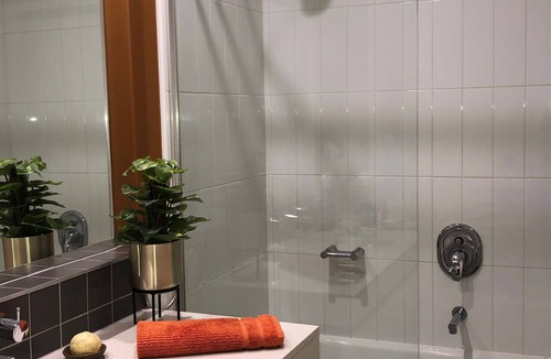 Port Melbourne Apartment | 2 Minutes - Beach & Bay Street location