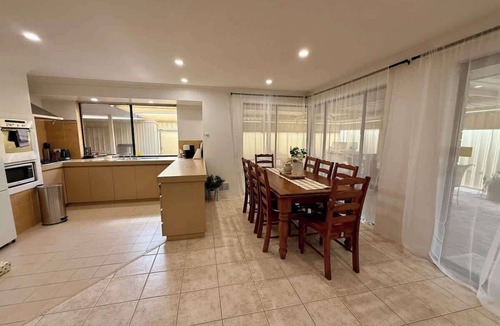 High Wycombe House | 2 Old-Style Homey Family Charm 4BR Pet Friendly!