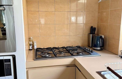 High Wycombe House | 2 Old-Style Homey Family Charm 4BR Pet Friendly!