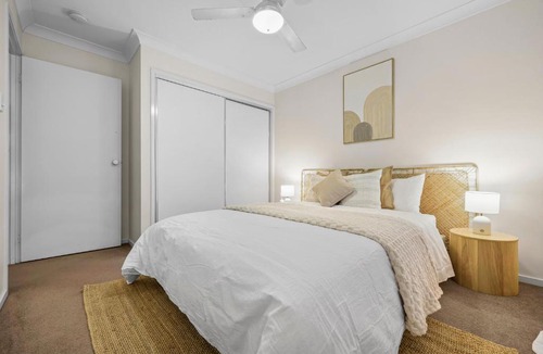 Boondall House | 2-Storey 3BR Haven - Sleeps 8 - Free Parking & Gym