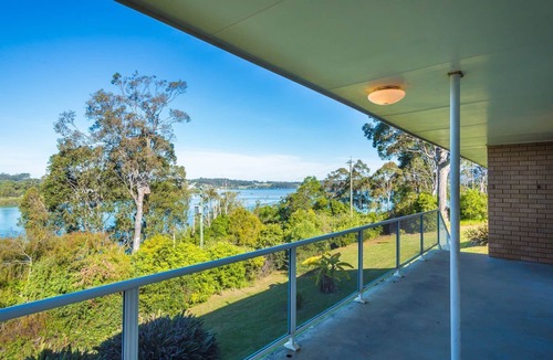 North Narooma House | 2 Water Crescent - Retro Haven