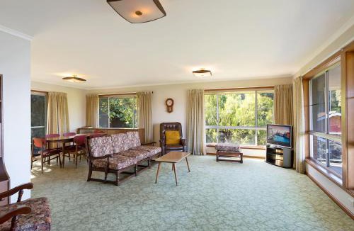 North Narooma House | 2 Water Crescent Retro Haven