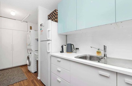 Highgate Apartment | 22 Heavenly Highgate 2 Bedrm & Parking-Walk to HBF