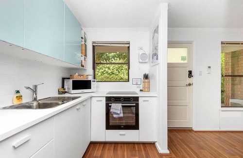 Highgate Apartment | 22 Heavenly Highgate 2 Bedrm & Parking-Walk to HBF