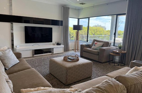 Ocean Reef House | 23 Coastline 3-Level Luxe Home Theatre &Pool House