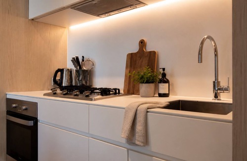 Docklands Apartment | 23rd-Flr Docklands Views, Pool, Jacuzzi, Free Tram