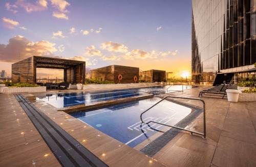 Docklands Apartment | 23rd-Flr Docklands Views, Pool, Jacuzzi, Free Tram