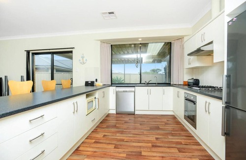 Normanville House | 24 Shakeshaft Drive, Normanville