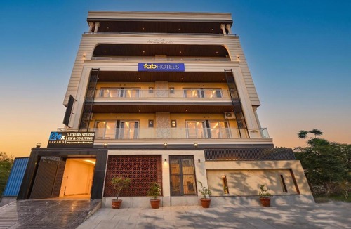 Sector 32 Hotel | 24xLiving