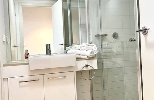 Docklands Apartment | 2702/100 Harbour Esplanade D2 · Docklands Harbour 2BR Apt by Readyset Apartments