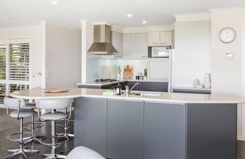 Dromana Apartment | 28 Jackson Way · Picture Postcard, Dromana