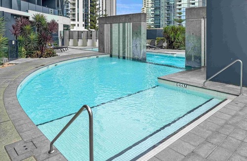 Broadbeach Apartment | 29th floor Oracle Tower 2 stunning ocean and city views