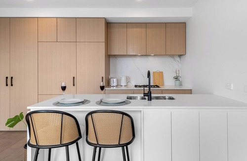 Heidelberg Heights Apartment | 2B2B | 5m from Austin Hospital | fast WiFi | parking | 9th floor balcony