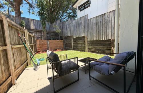 Norman Park Apartment | 2B2B Apt with courtyard - Close to CBD - Free parking