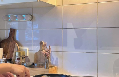 Springvale South Apartment | 2B2B Parkside Retreat w Bathtub, Work and Relax