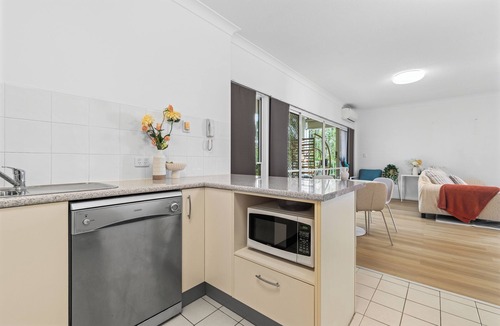 Indooroopilly Apartment | 2BR 2BA Indooroopilly | Walk to Shops & Bus