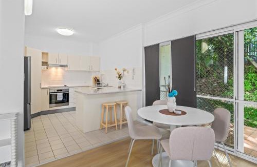 Indooroopilly Apartment | 2BR 2BA Indooroopilly-Walk to Shops & Bus