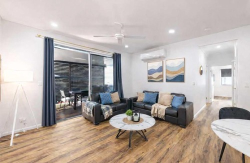 Hermit Park Apartment | 2BR 2BA Windsor Charm Townsville