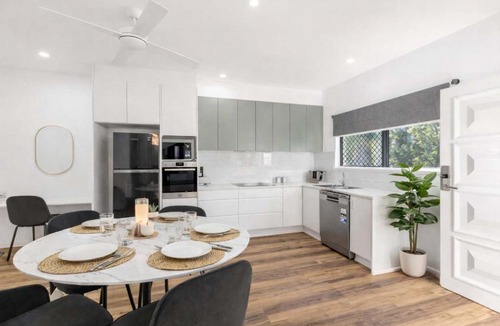 Hermit Park Apartment | 2BR 2BA Windsor Charm Townsville