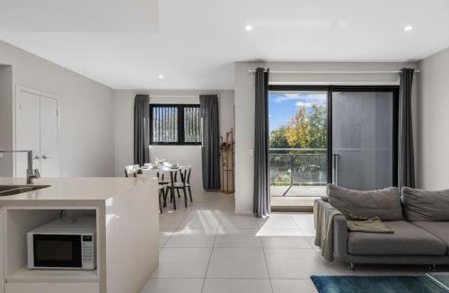 Macgregor Apartment | 2BR Apartment with Balcony Near Food Shop and Transit