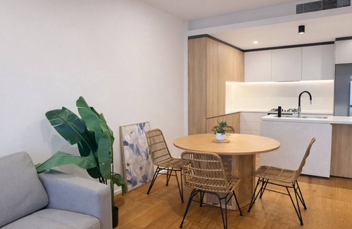 West End Apartment | 2BR Aprt West End Hideaway | City Views and Carpark
