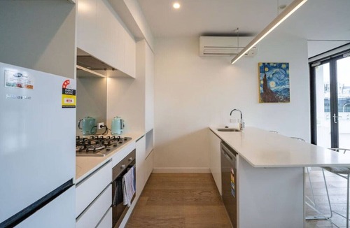 Spring Hill Apartment | 2BR Brisbane Stay w/Huge Balcony & Pool M25