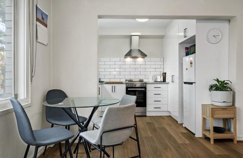 Flemington Apartment | 2BR Flemington Walk to Showgrounds Parking