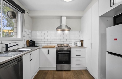 Flemington Apartment | 2BR Flemington Walk to Showgrounds Parking