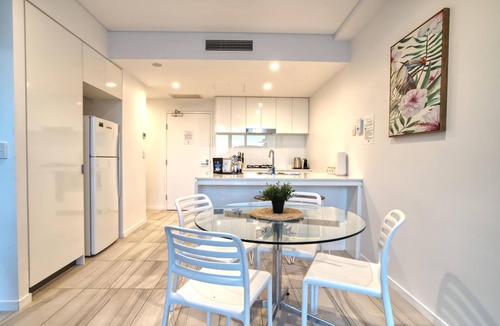 Newstead Apartment | 2BR Food Drink Hub Pool 2 Cars Gym Rooftop