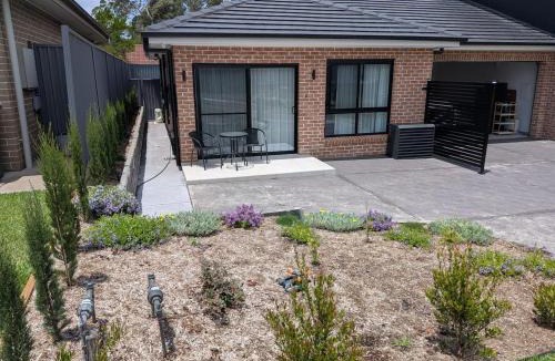 Niagara Park House | 2BR Guest House Pet-Friendly and Peaceful