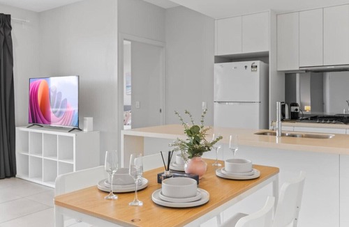 Macgregor Apartment | 2BR Modern Apartment w/Balcony | Great Location