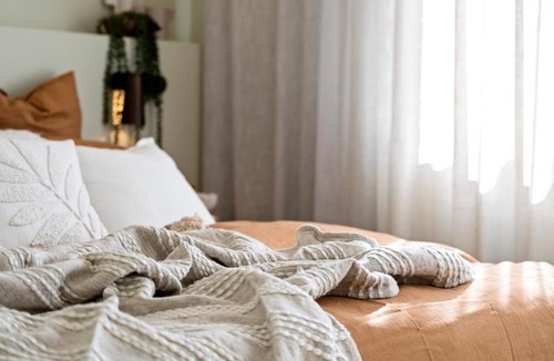 Eastlakes Apartment | 2BR Plus Free Parking - Airport Luxury Retreat