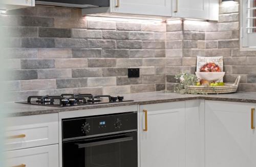 Eastlakes Apartment | 2BR Plus Free Parking - Airport Luxury Retreat