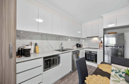 Rockingham Apartment | 2BR Rockingham Apartment with Balcony & Parking