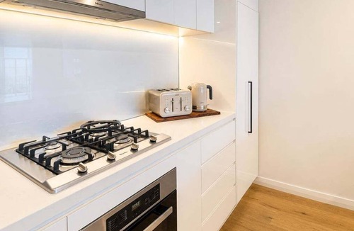 Fortitude Valley Apartment | 2BR Story Bridge Views | Resort Pool & Parking