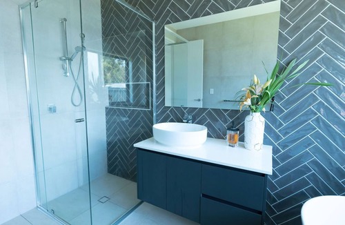 Buderim House | 2BR Suite with Lounge, Bath & Workstation
