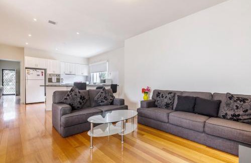 Seaholme House | 2BR with Free Parking 2min to Seaholme Station