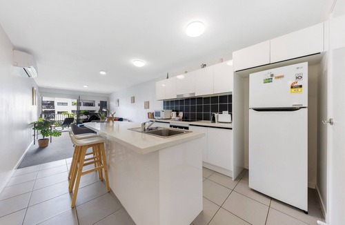 Sippy Downs Apartment | 3-Bed Unit with Pool & Gym by Bush & Beach